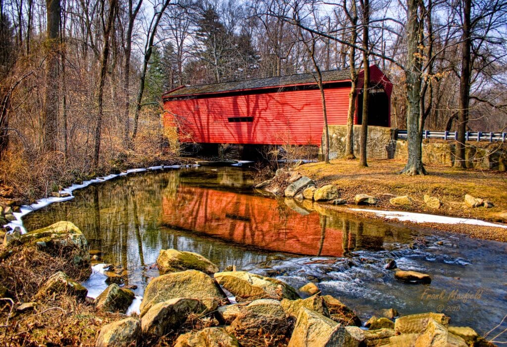 Überdachte Brücke im Winter