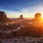 Sonnenaufgang über dem Monument Valley