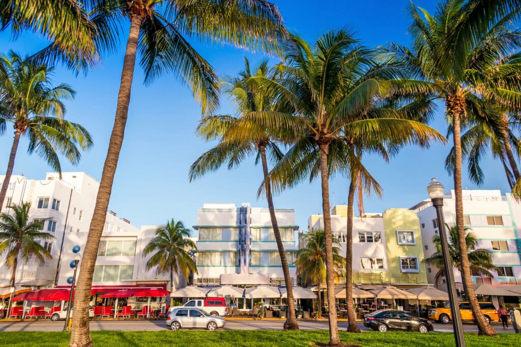 Hotels und Restaurants im Art Deco-Stil entlang des 