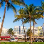 Hotels und Restaurants im Art Deco-Stil entlang des "Ocean Drive" in Miami Beach