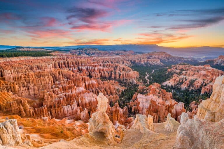 Panoramablick von einem der Aussichtspunkte im Bryce Canyon Nationalpark auf die vielfältige, farbenfrohe Canyon-Landschaft
