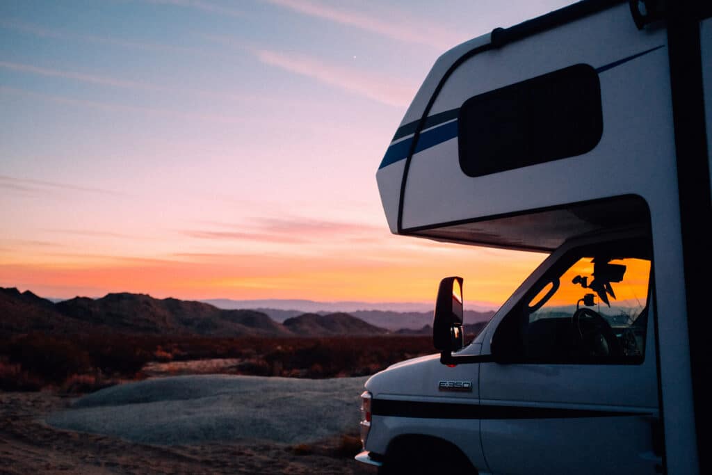 Road Bear RV - Wohnmobil in der Mojave Wüste bei Sonnenuntergang