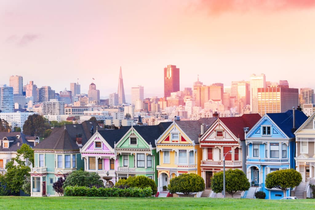 Painted Ladies vor der Skyline von San Francisco am Abend