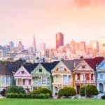 Painted Ladies vor der Skyline von San Francisco am Abend