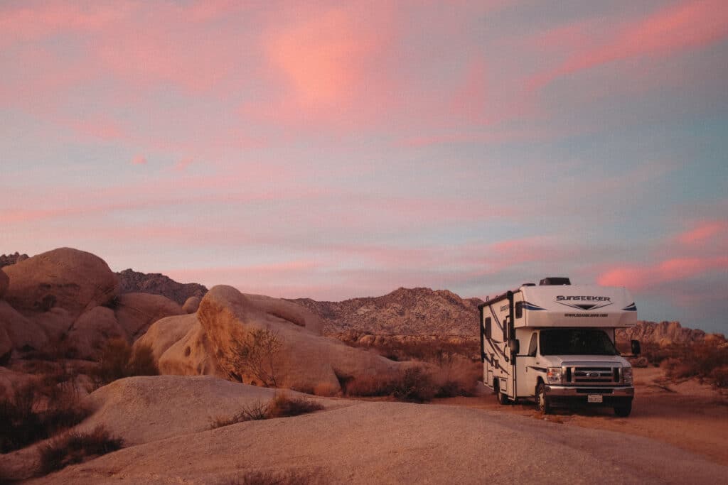 Road Bear RV - Wohnmobil in der Mojave Wüste bei Sonnenuntergang