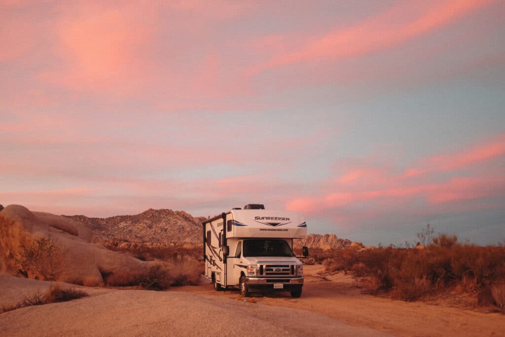 Road Bear RV - Wohnmobil in der Mojave Wüste bei Sonnenuntergang