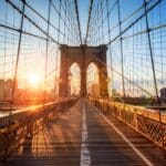 Brooklyn Bridge in New York City bei Sonnenaufgang