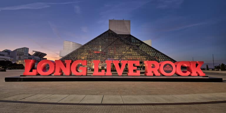 Clevelands Rock 'n' Roll Hall of Fame mit seinem Long Live Rock Motto