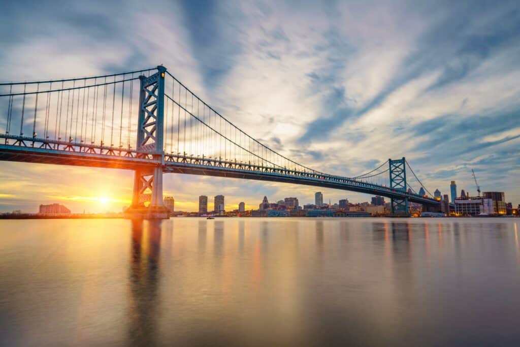Panoramaansicht der Benjamin Franklin Bridge in Philadelphia bei Sonnenuntergang