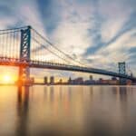 Panoramaansicht der Benjamin Franklin Bridge in Philadelphia bei Sonnenuntergang