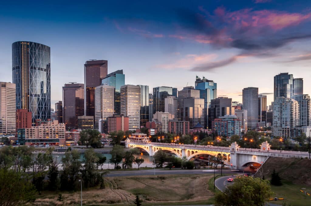 Skyline von Calgary bei Nacht