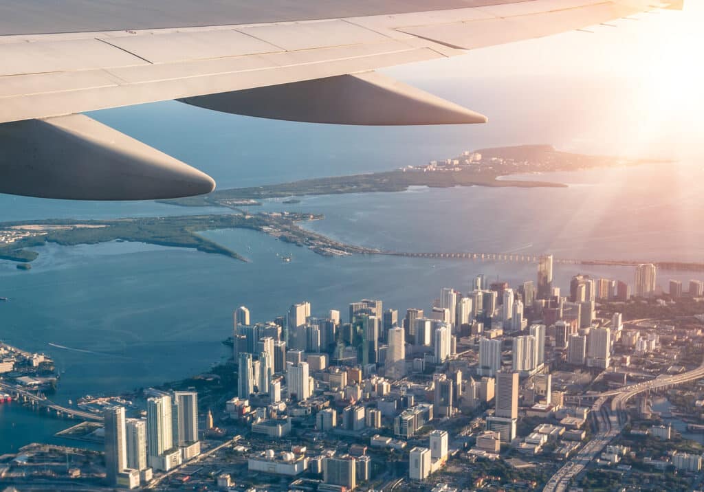 Blick aus dem Flugzeug auf die Skyline von Miami