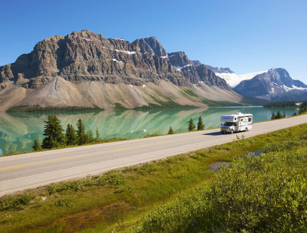 El Monte Wohnmobil an einem See bei Banff