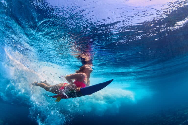 Frau beim Surfen