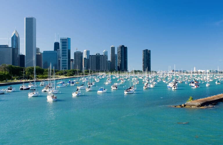 Segelboote im Monroe Hafen von Chicago