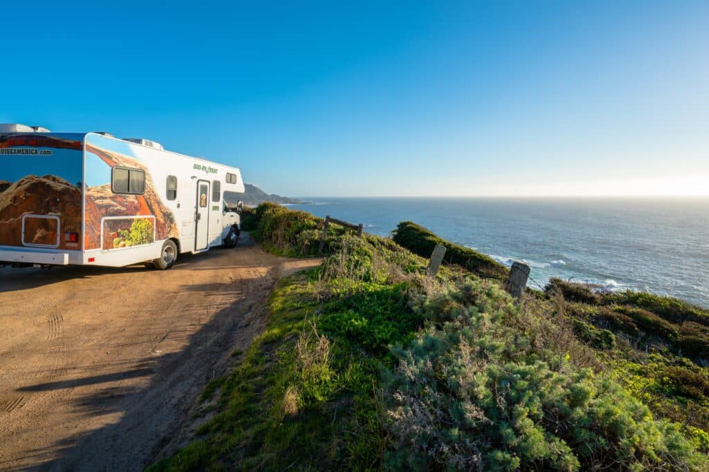Cruise America - Wohnmobil an Küstenstraße mit Blick auf das Meer