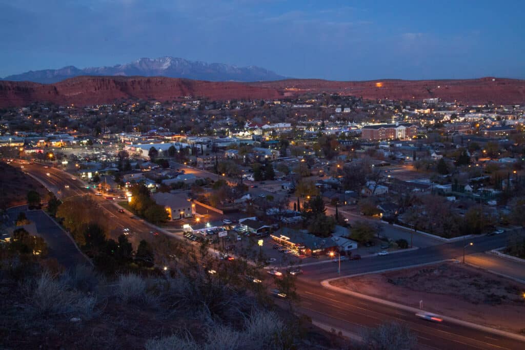 Panoramaansicht des Städtchens St. George, Utah, am Abend