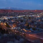 Panoramaansicht des Städtchens St. George, Utah, am Abend