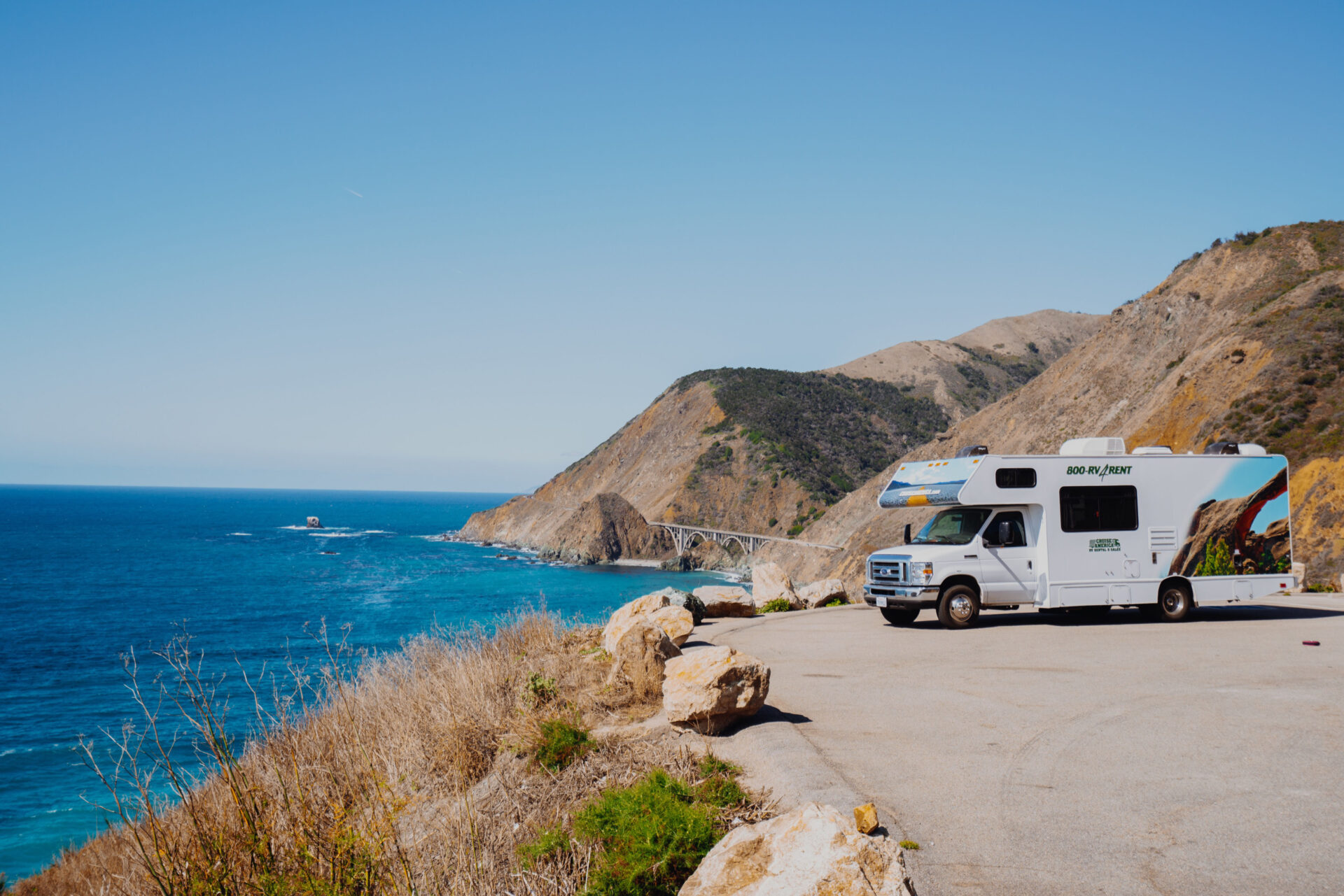 Cruise America - Wohnmobil an Küstenstraße mit Blick auf das Meer