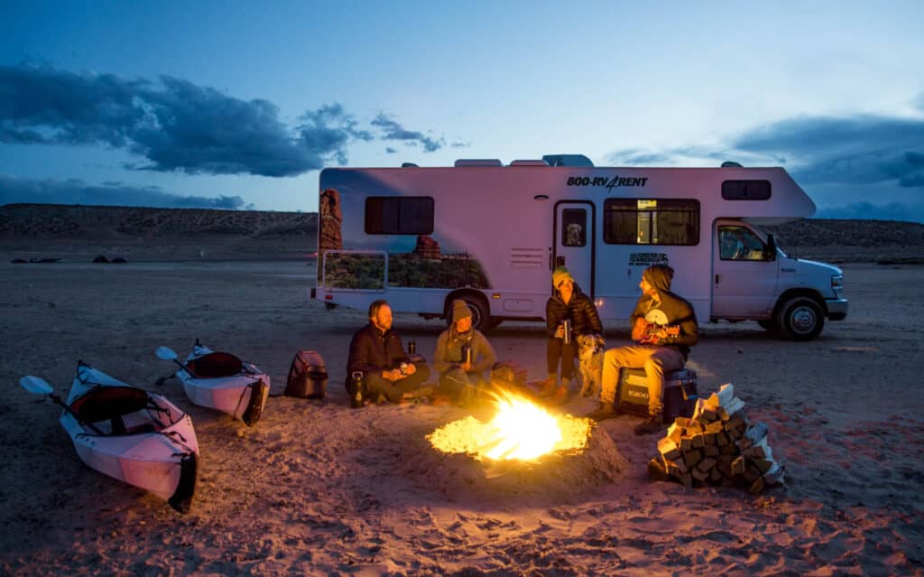 Cruise America - Zusammen am Lake Powell mit Lagerfeuer