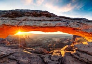 Der Mesa Arch im Arches Nationalpark.