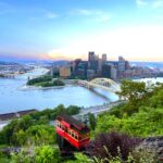 Traumhafter Blick auf Pittsburgh bei einer Fahrt mit der Schmalspurbahn