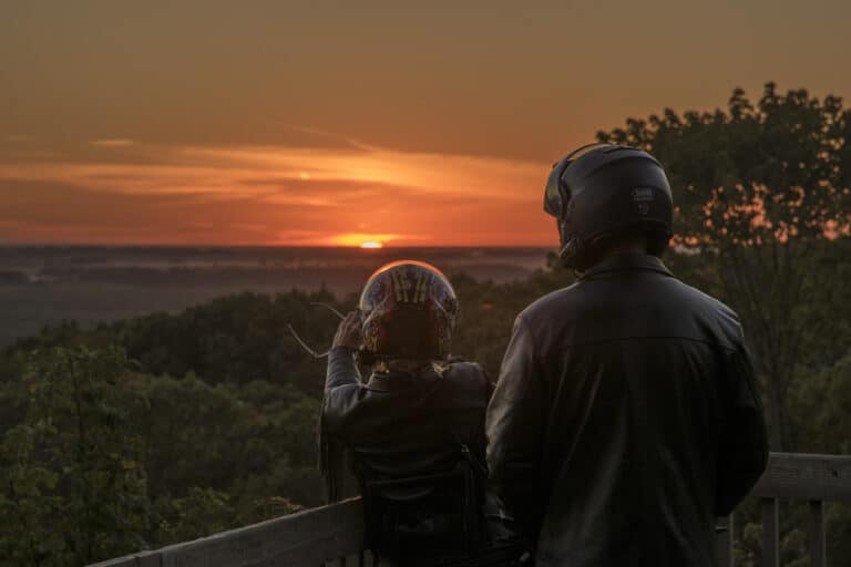 Motoradfahrer im Pere Marquette State Park bei Sonnenuntergang