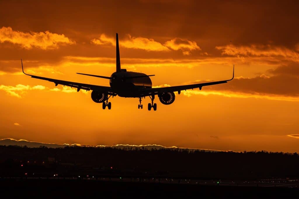 Flugzeug bei Landung im Sonnenauf-/untergang