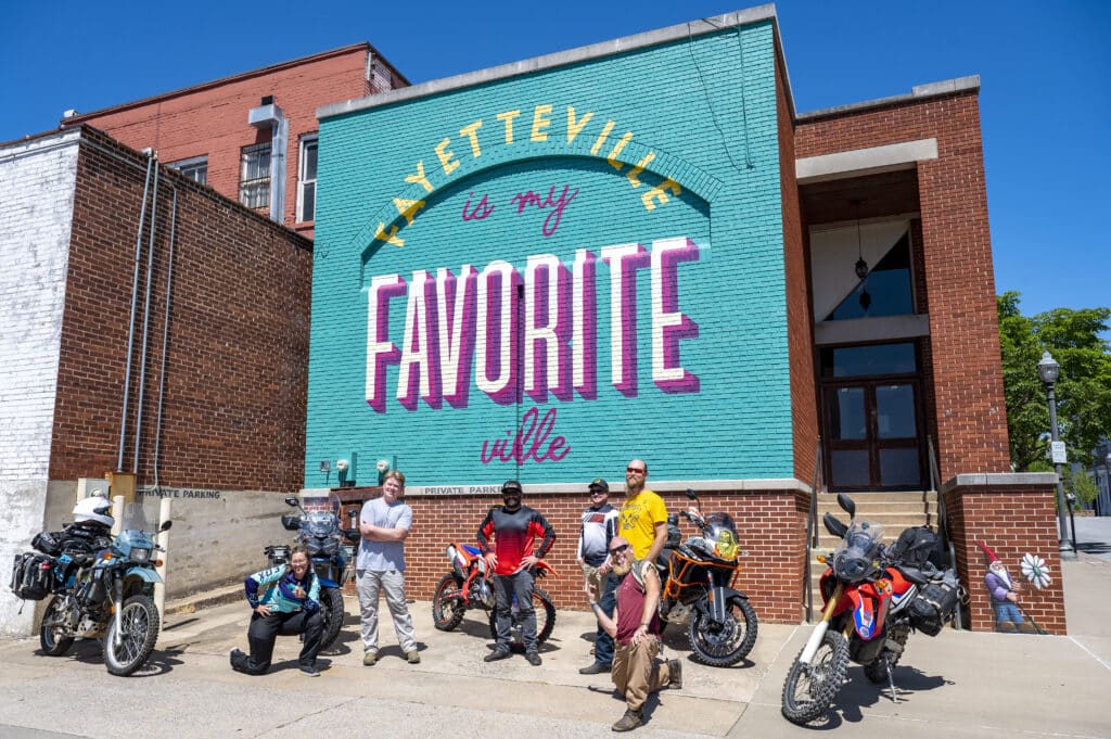 Dual Sport Motorrad Fotoshoot in Fayetteville, Arkansas Juni, 2022