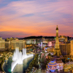 Der "Strip", das Herzstück des Las Vegas Boulevards, und die umgebenden Mega-Hotels im Sonnenuntergang aus der Vogelperspektive