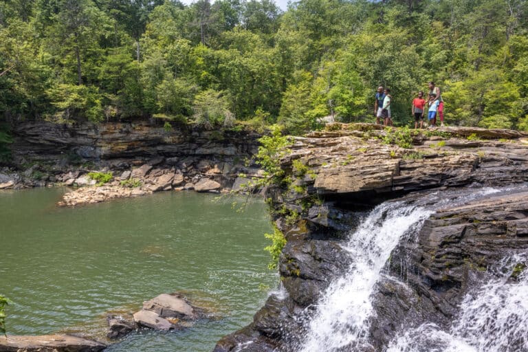 Fort Payne mit Wasserfall in Alabama