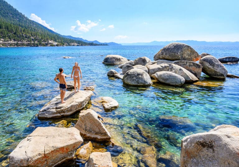Baden in klarem Wasser im Lake Tahoe, Nevada