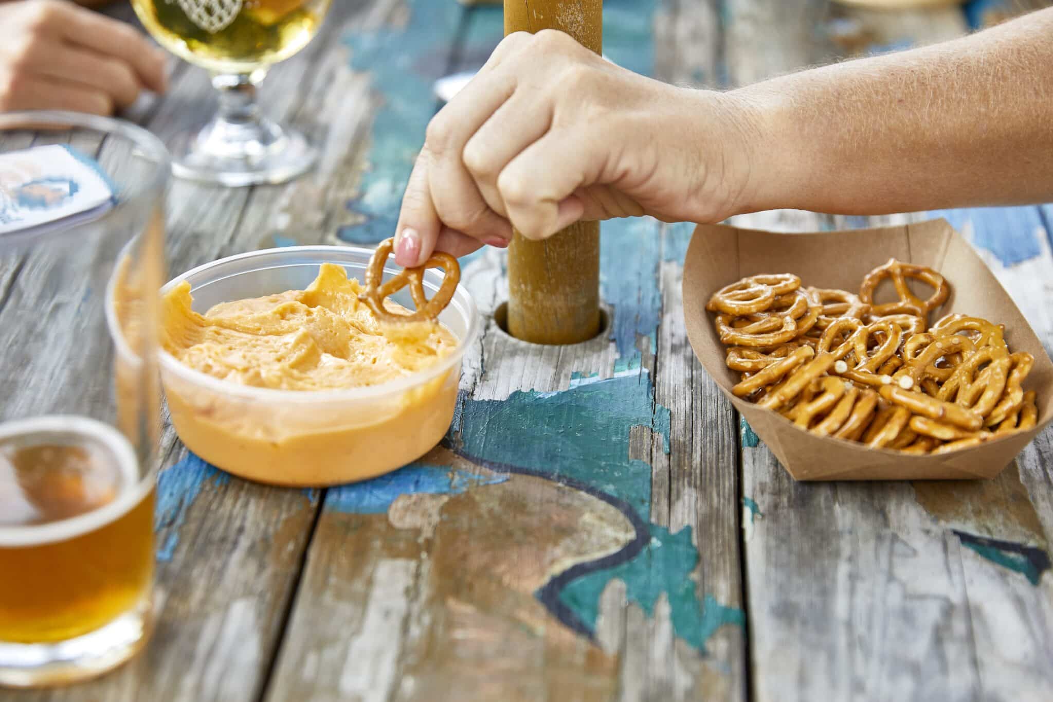 traditioneller Aufstrich aus scharfem Cheddar-Käse, Senf, Knoblauch und Bier