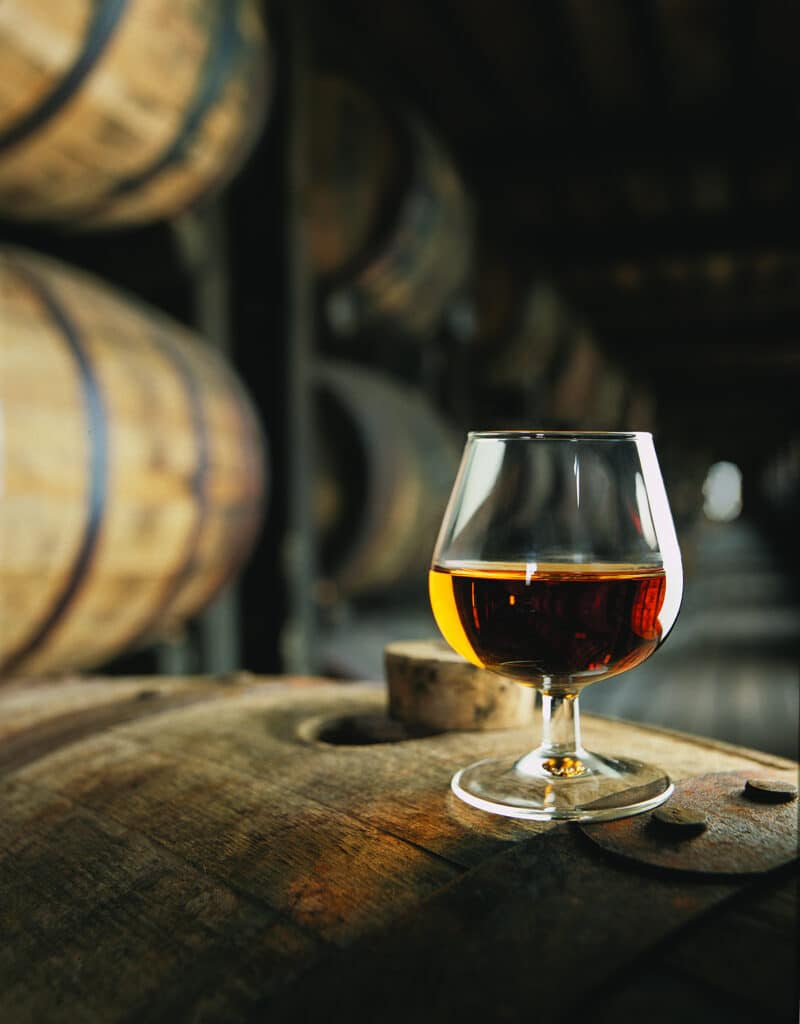 Bourbon Glas auf einem Fass