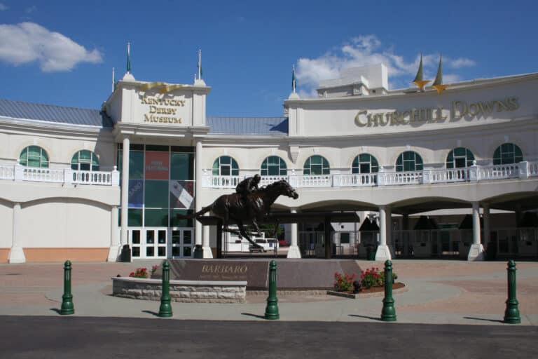 Eingangsbereich des Kentucky Derby Museums und dem Churchill Downs