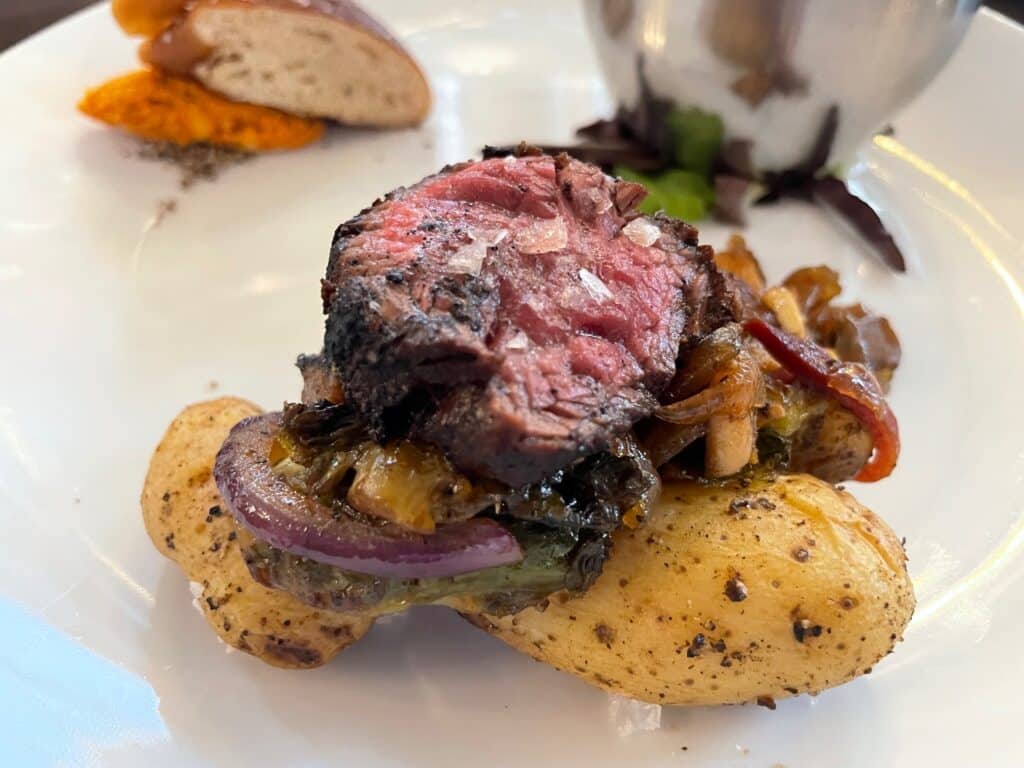 saftiges Steak auf Kartoffeln und diversem Gemüse