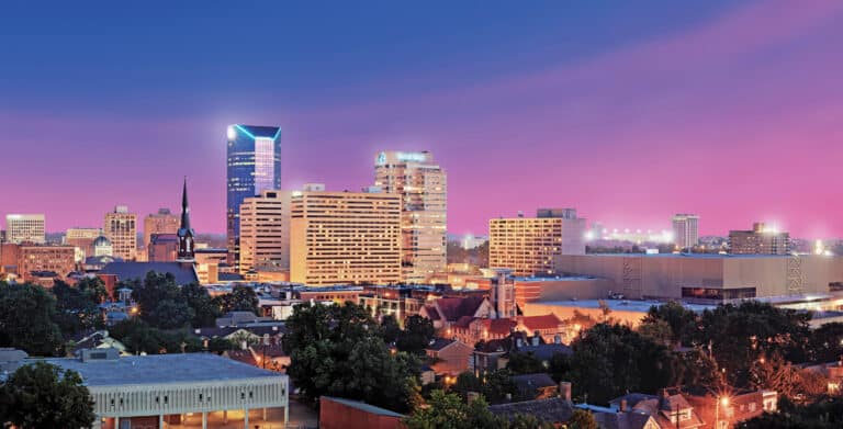 Skyeline der Stadt Lexington am Abend