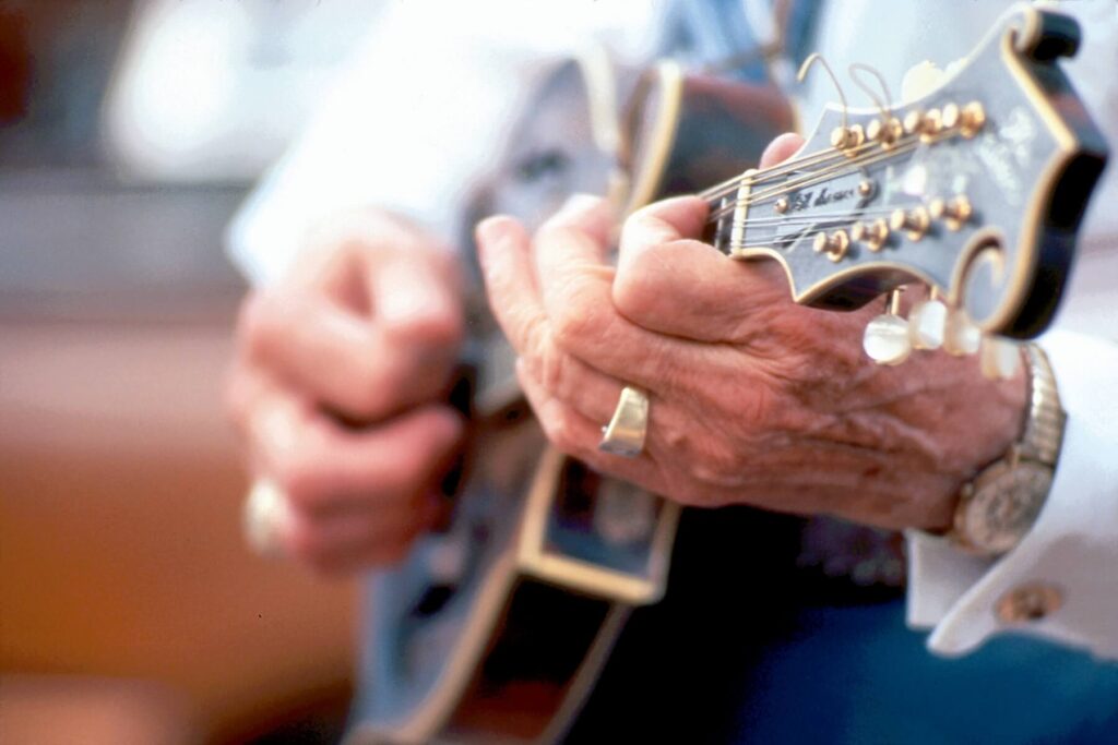 Nahaufnahme eines Gitarrenspielers