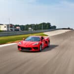 Rote Corvette auf der Rennstrecke