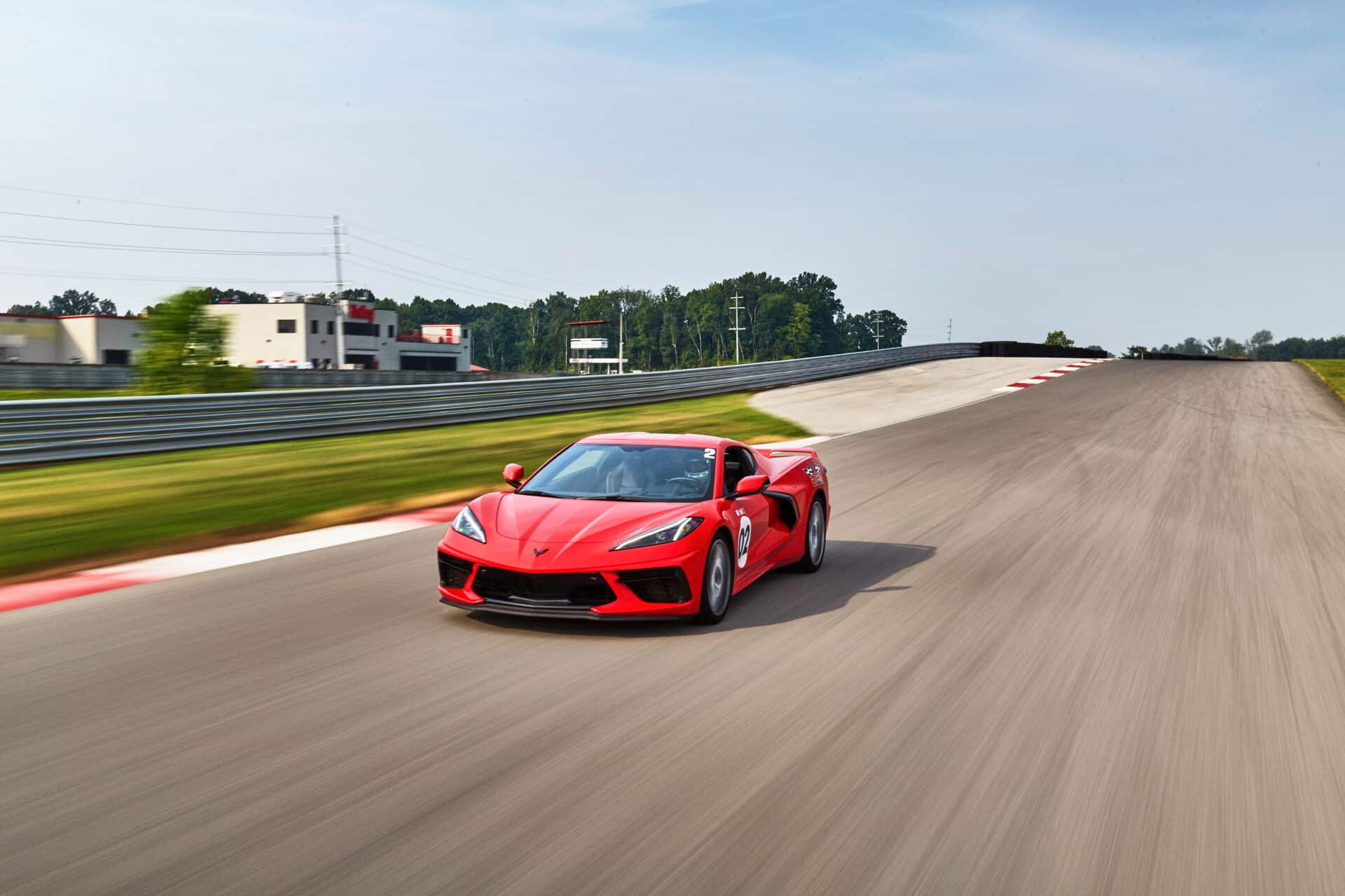 Rote Corvette auf der Rennstrecke