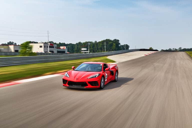 Rote Corvette auf der Rennstrecke