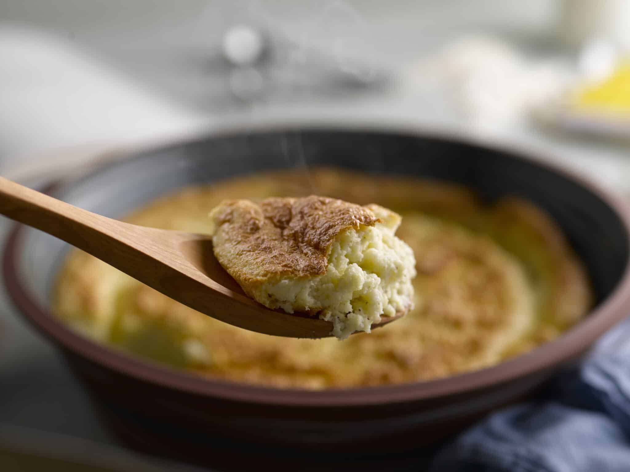 eine Portion Mais-Soufflé genannt Spoonbread