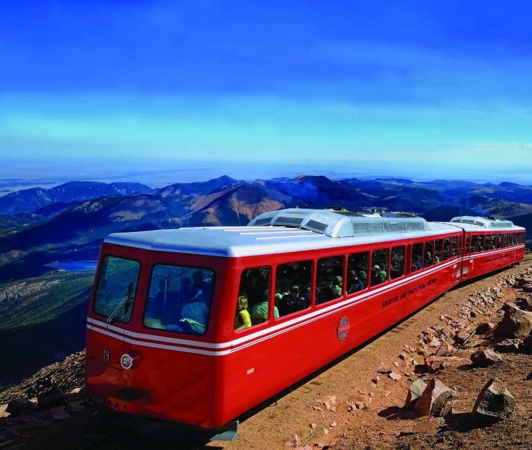 Fahrt mit der Pikes Peak Cog Railway in Colorado Springs, Colorado