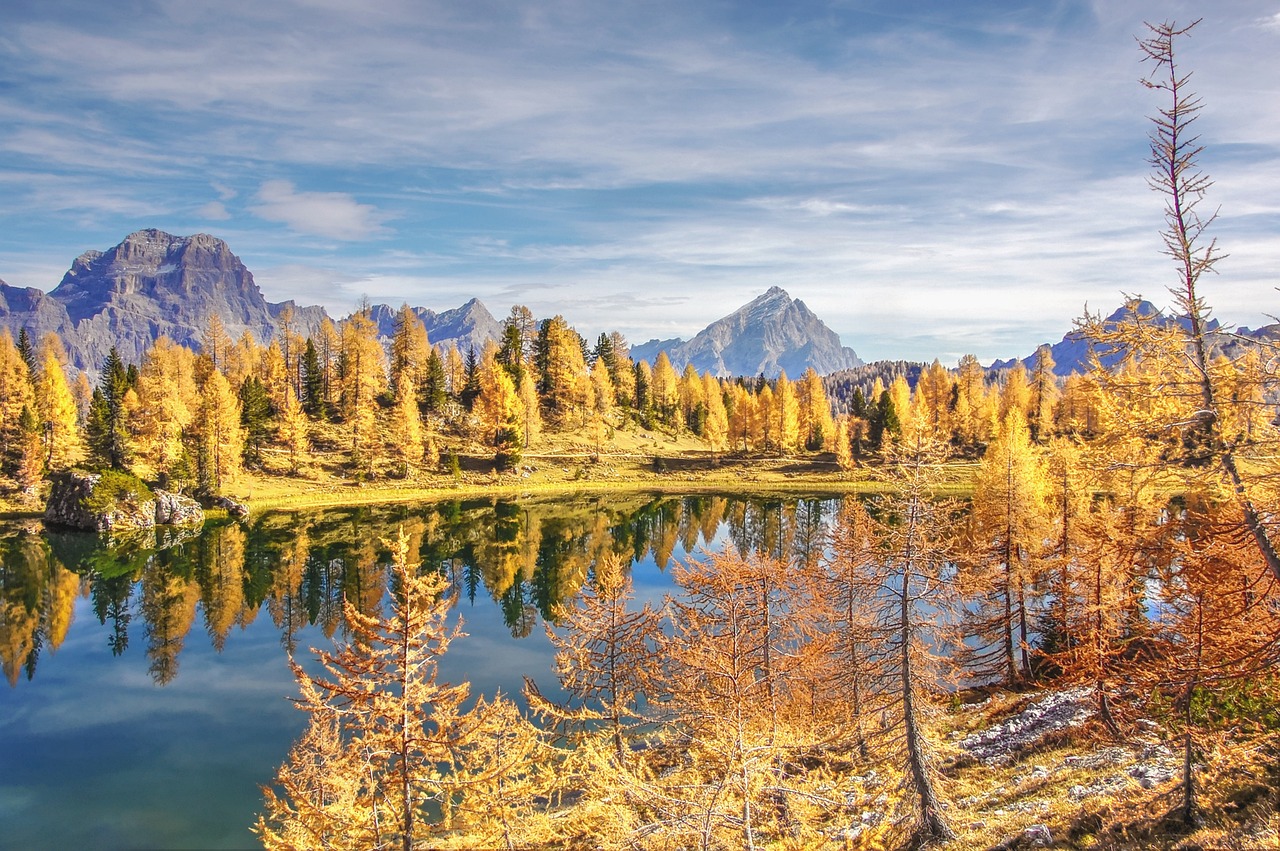 eine Seelandschaft während des farbenfrohen Herbstes, 