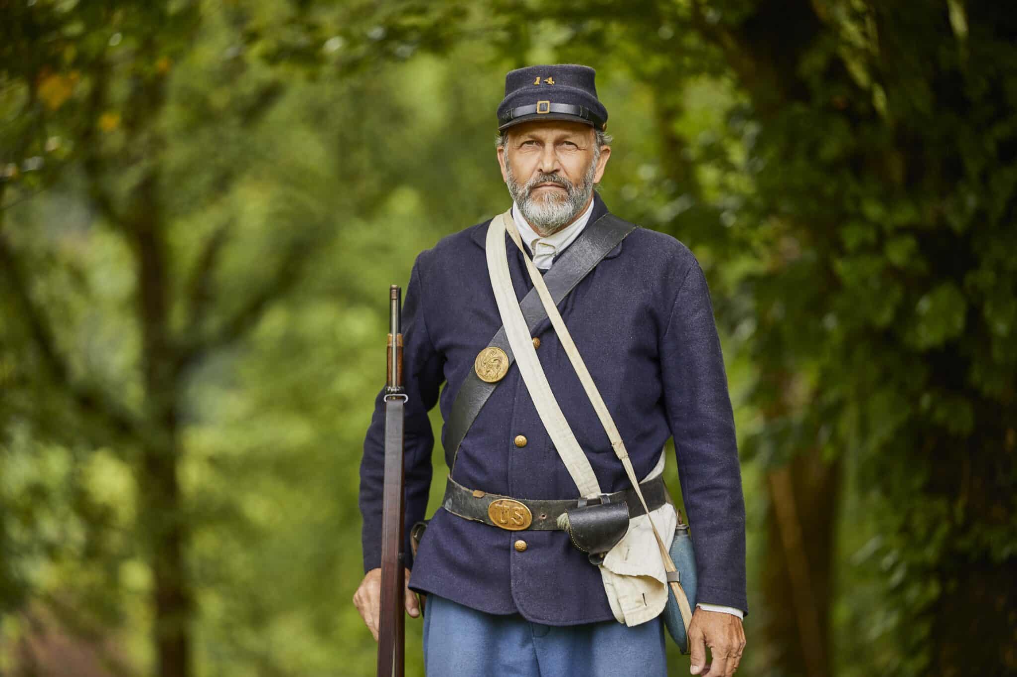 Mann in historischer Uniform für ein geschichtliches Ereignis