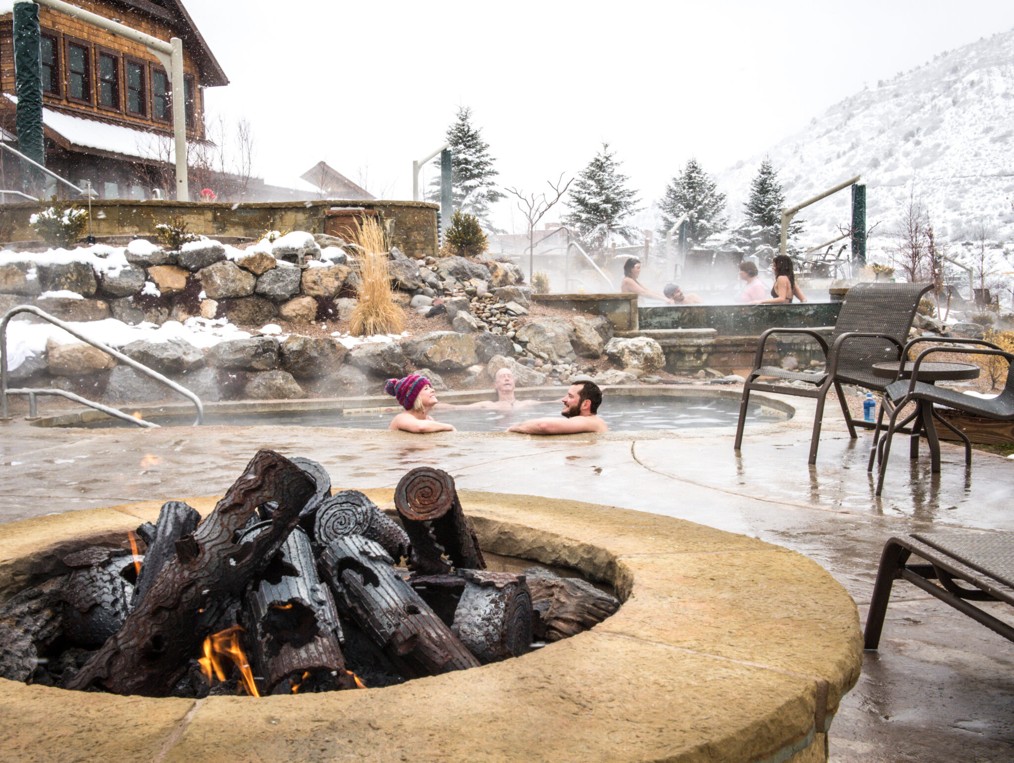 Feuerstelle und Hot Tub in Iron Mountain Hot Springs in Glenwood Springs - Colorado