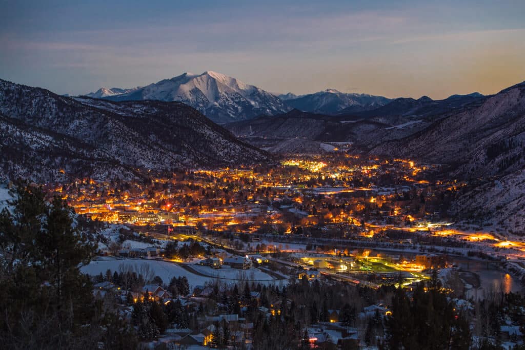 Nachtansicht von Glenwood Springs im Winter