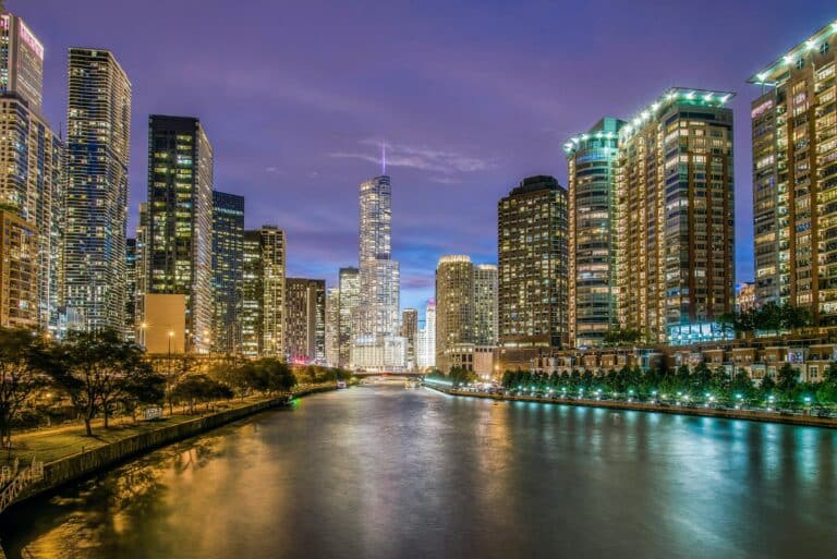 Stadtlandschaft entlang des Chicago River bei Nacht