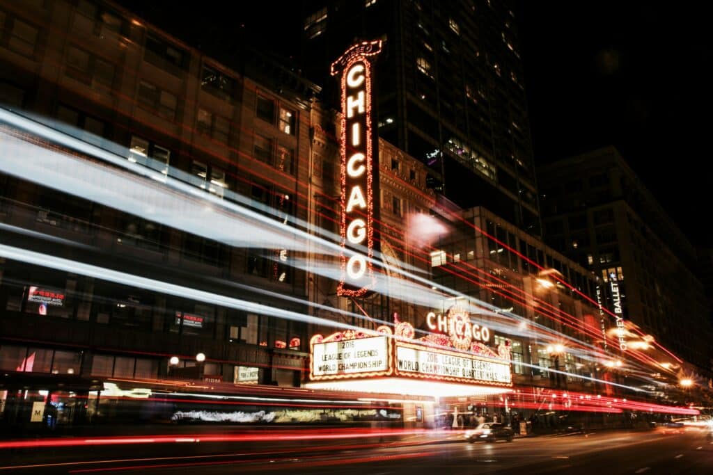Die beleuchtete Innenstadt von Chicago am 