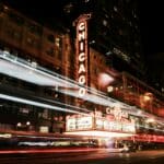 Die beleuchtete Innenstadt von Chicago am "Chicago Theatre"